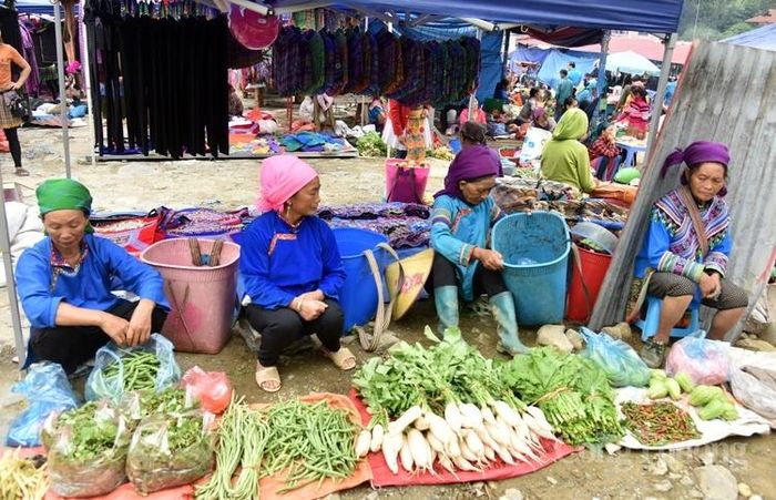 Bức tranh đa sắc màu tại chợ phiên Lùng Phình