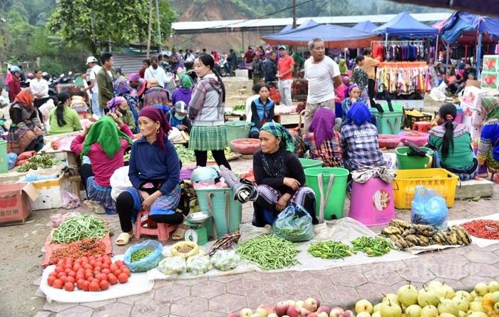 Chợ phiên Lùng Phình họp vào thứ 6 hàng tuần