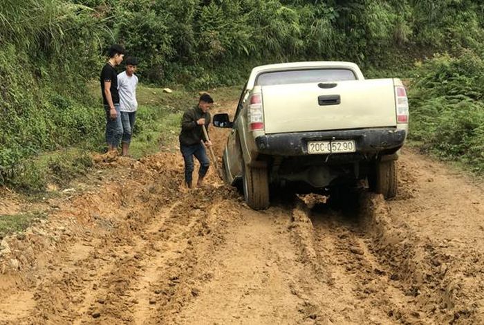 Đường vào thôn Dền Thàng.