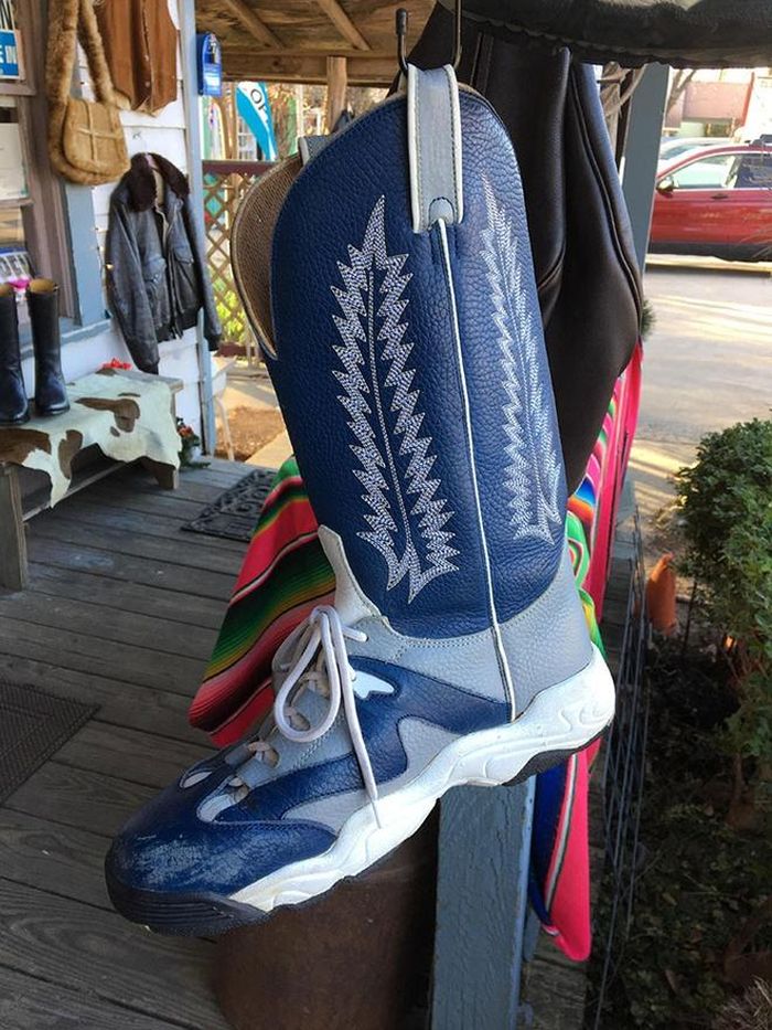 Đây là thành phẩm từ sự kết hợp của giày thể thao và boots cao bồi. Liệu đôi giày này có thích hợp để mang khi tập luyện? Ảnh: Reddit.