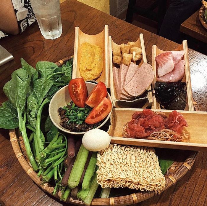Đặc biệt, lẩu cua đồng với vị ngọt thanh khiến giới sành ăn mê mẩn. Nồi nước nghi ngút khói, nấu từ cua đồng tươi. Chả cua, ốc bươu xào, riêu cua, bò tái, cá phi lê... cũng được kết hợp làm tăng chất lượng. Ngoài ra, các loại rau như điên điển, cọng bông súng, rau đắng, hoa so đũa... sẽ làm bữa ăn thêm tròn vị. Mức giá từ 20.000-200.000 đồng. Ảnh: Lostinsaigon__.