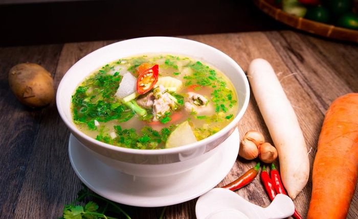 Tiệm thay đổi thực đơn mỗi ngày giúp thực khách có thêm sự lựa chọn. Bữa ăn được trình bày đẹp mắt, chất lượng. Cách phục vụ nhiệt tình, thân thiện của quán gây nhiều thiện cảm cho tín đồ ẩm thực. Ảnh: Cơm Niêu Phú Ông.