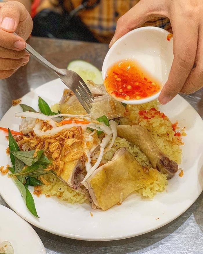 Thực đơn tại đây đa dạng như cơm gà chiên mắm, lòng gà, xá xíu... Đặc biệt, cơm gà luộc là món ăn được nhiều người ưa chuộng. Bên cạnh phần thịt thơm ngon, đồ chua và nước sốt ăn kèm giúp chống ngấy cho thực khách. Đây là sự lựa chọn lý tưởng để bạn nạp năng lượng vào buổi trưa. Ảnh: Ruahaman, 2 Chị Em - Cơm Gà Nha Trang.