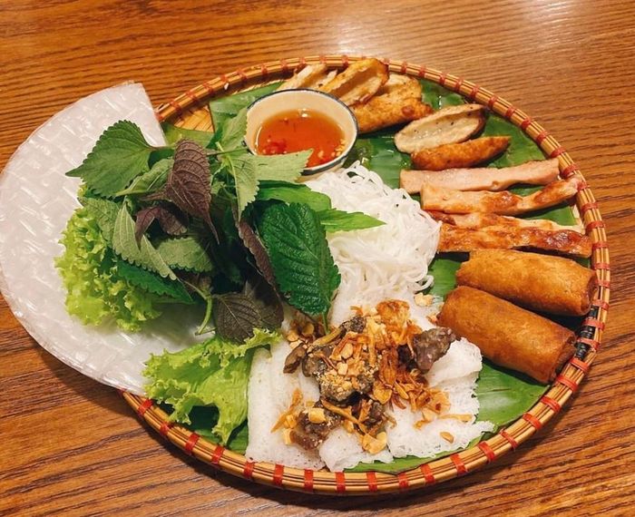 Từ cái chén, đôi đũa đến các món ăn được trình bày trên chiếc mẹt mộc mạc gợi cho bạn bữa ăn bình dị đúng điệu người miền Tây. Chạo tôm cuốn bánh tráng, cua đồng chiên giòn hay bánh hỏi thịt nướng... là các đặc sản bạn nên thử. Ảnh: Pii_binh_yen, Lostinsaigon__.