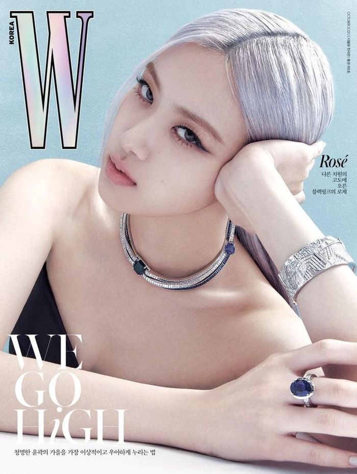  Khác hình tượng dễ thương trước đó, thành viên nhóm BlackPink thể hiện thần thái sắc lạnh, diện đồ tông đen tạo sự tương phản mạnh với làn da trắng. Đáng chú ý, các thiết kế đều giúp cô khoe được vòng một. Trang sức của Tiffany &amp; Co tạo điểm nhấn cho vẻ ngoài của cô. Ảnh: W Korea. 