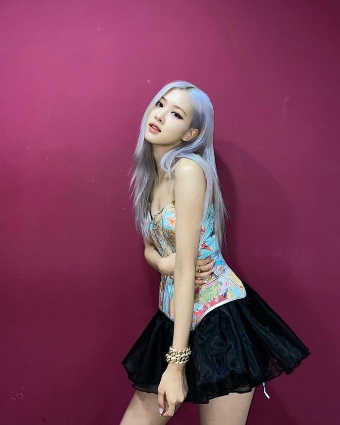 Thực tế, từ khi MV How you like that ra mắt, stylist bắt đầu chọn cho Rosé những mẫu áo khoe phần thân trên hơn, thay vì chỉ nhấn vào eo như trước. Ảnh: @roses_are_rosie. 