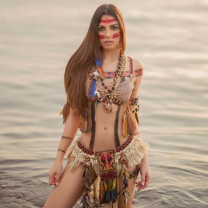 Đại diện của Brazil tại đấu trường Miss Earth 2020 là người mẫu 26 tuổi Tháis Bergamini. Cô có kinh nghiệm dày dặn, từng thử sức ở nhiều cuộc thi sắc đẹp lớn nhỏ trong và ngoài nước. 