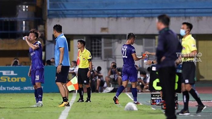 Tiến Linh bất mãn khi bị thay ra ở trận thua đậm Viettel tối 12-9. Ảnh: Hoàng Linh