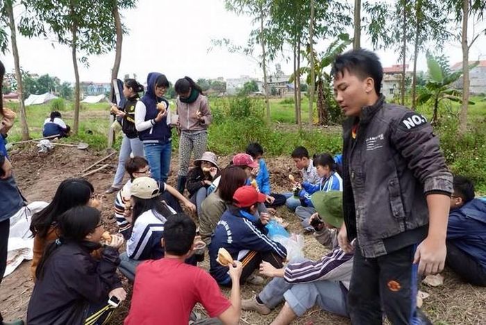 Bữa ăn trưa tại hố sau một buổi làm muộn. 