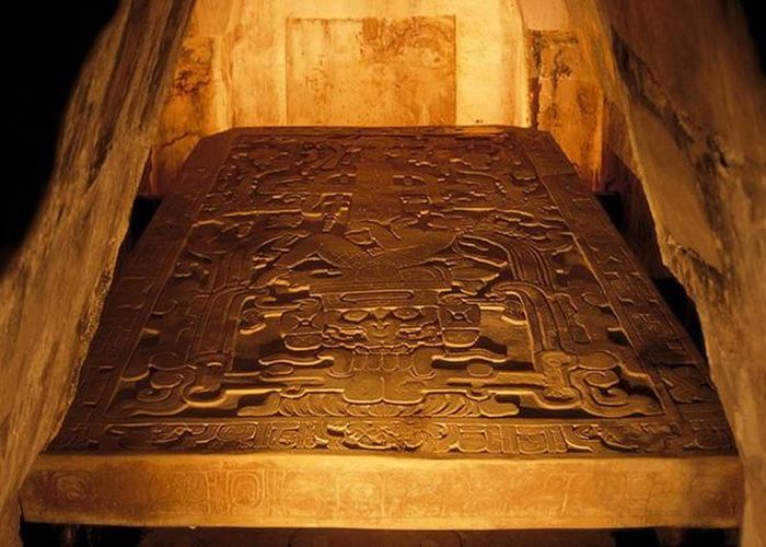 Quan tài của vua Pakal vô cùng đặc biệt. Nắp quan tài là một phiến đá nguyên khối dài 3m. Thi hài vua Pakal được đặt bên trong quan tài với nhiều loại đá quý.