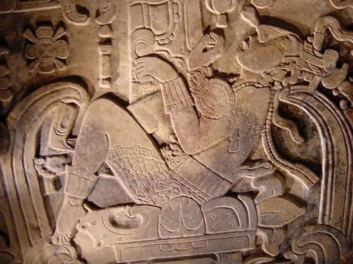Căn cứ vào những hình vẽ trên, các chuyên gia đưa ra nhận định vua Pakal không phải đang bay vào vũ trụ bằng một con tàu. Thay vào đó, ông hoàng người Maya đi xuống đường hầm dẫn tới địa phủ.