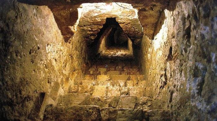 Sau một thời gian dài nghiên cứu, các chuyên gia đi đến kết luận hình chạm trổ trên tường mộ vua Pakal có nghĩa là 9 mũi giáp nhọn tượng trưng cho 9 chiến binh và thể hiện quyền lực của nhà vua.