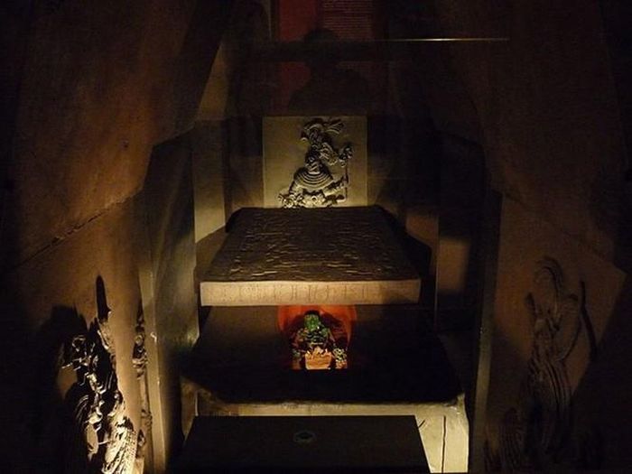 Tên đầy đủ của vua Pakal là K'inich Janaab' Pakal. Ông sống trong thế kỷ 7 sau Công nguyên.