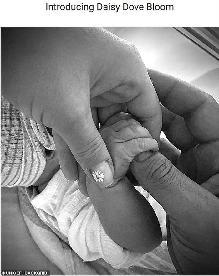 Katy Perry và vị hôn phu Orlando Bloom chào đón thành viên mới, bé Daisy Dove, vào hôm 26/8.