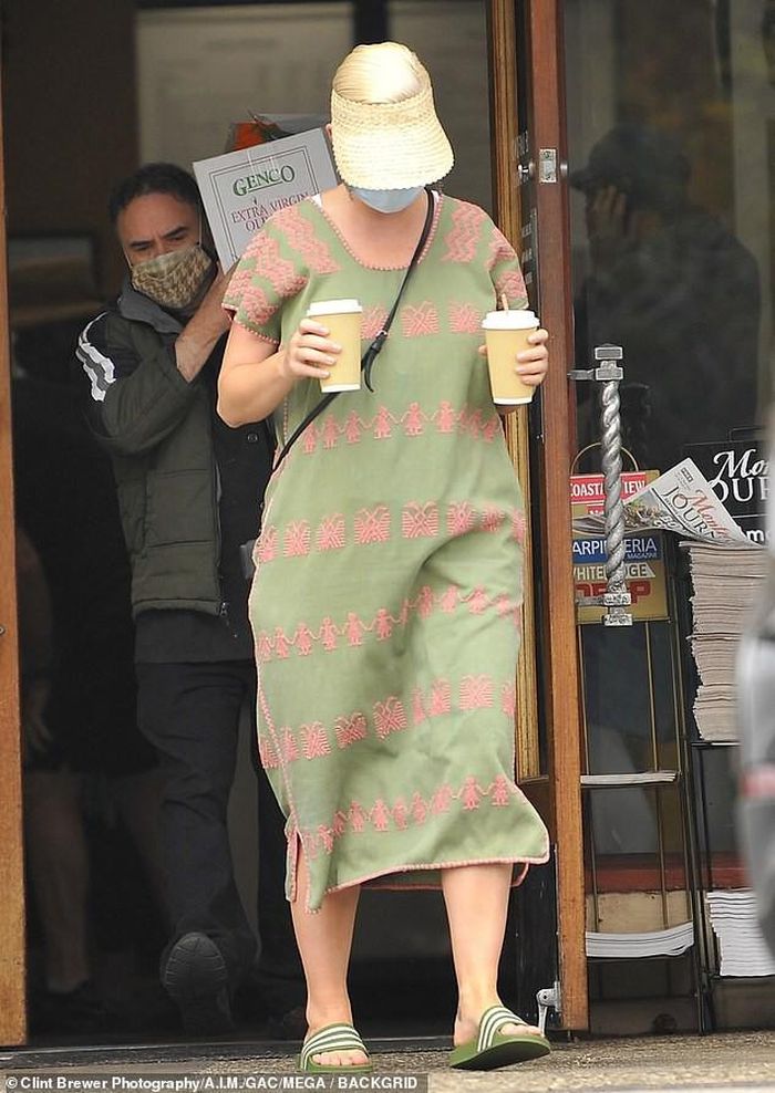 Hôm 12/9 (giờ địa phương), cánh săn ảnh bắt gặp Katy Perry đi mua sắm ở thành phố Santa Barbara, California, Mỹ. Đây là lần đầu tiên cô xuất hiện nơi công cộng sau khi hạ sinh con gái đầu lòng hồi cuối tháng 8.