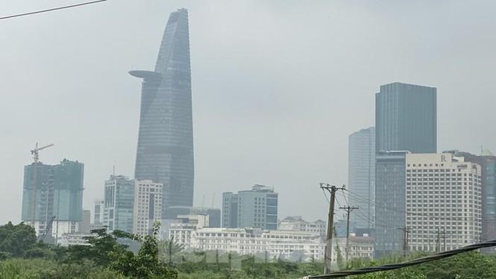 Nhìn gần hơn các tòa nhà cao tầng ở khu vực trung tâm TPHCM.