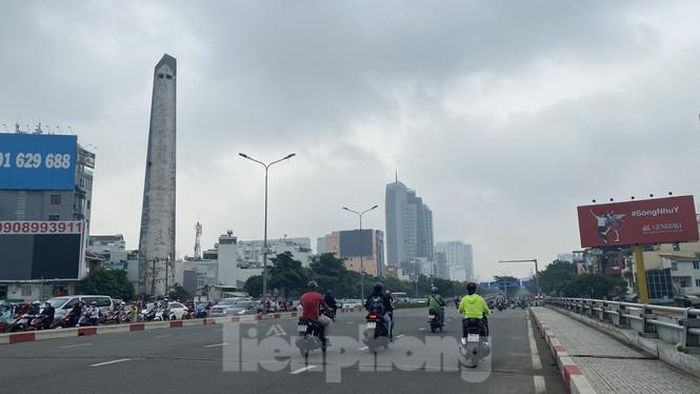 Khu vực trung tâm thành phố, các tòa nhà cao tầng bị mây mù che mờ...