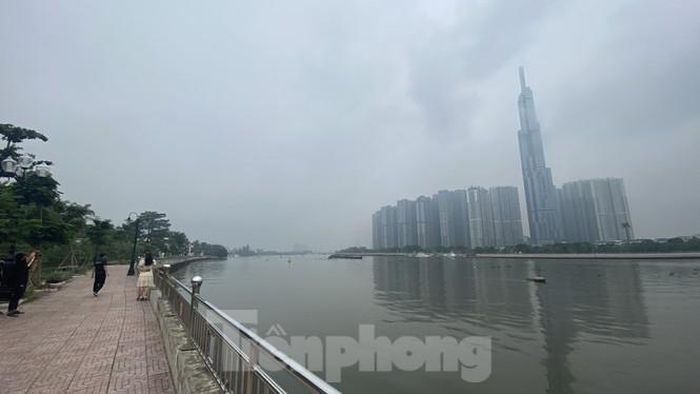 Nhiều bạn trẻ tranh thủ chụp lại những bức ảnh trước hiện tượng thời tiết sáng nay. 