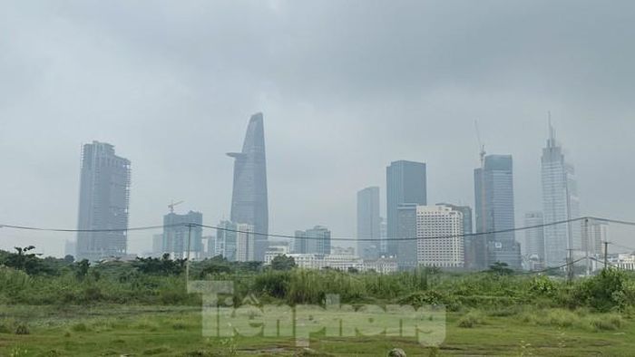 Hướng từ Thủ Thiêm (Quận 2) nhìn về trung tâm thành phố. Bầu trời khu vực trung tâm bị mây mù che trắng xóa.