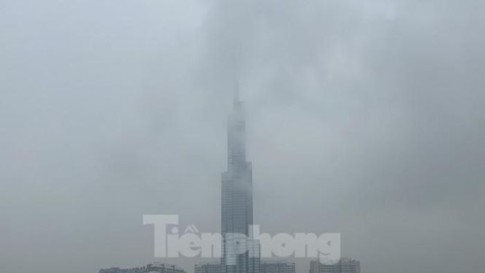 Ngọn tháp tòa nhà Landmark 81 bị phủ bởi mây mù sáng 14/9.