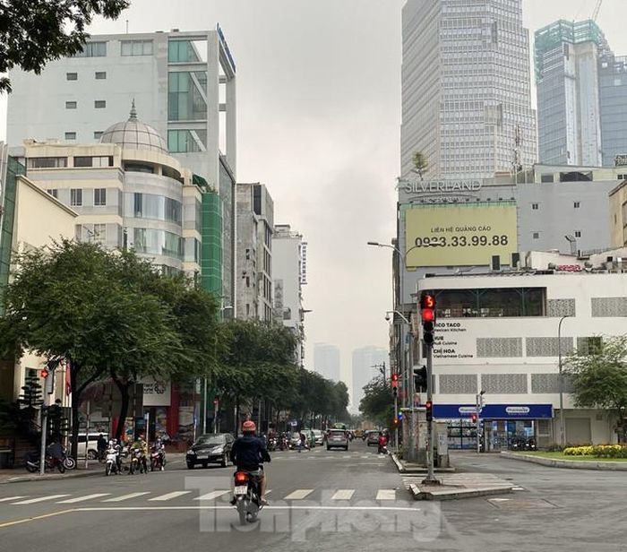 Những ngày gần đây không khí ở TPHCM bị bao phủ bởi một lớp sương mù trắng từ sáng đến trưa.