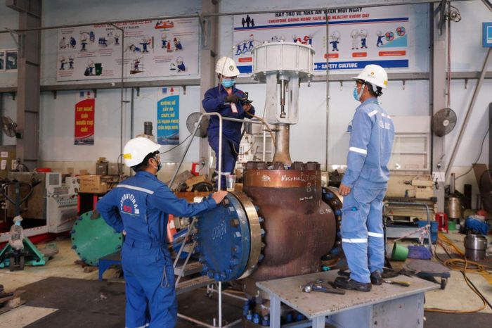 Nhà thầu kiểm tra van sau khi hoàn thành bảo dưỡng. (Gói thầu số 6)