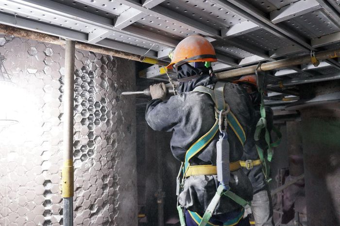 Nhà thầu thi công đục phá lớp vật liệu chịu lửa (refractory) để bảo dưỡng thiết bị D-1502 thuộc Phân xưởng RFCC. (Gói thầu số 1)
