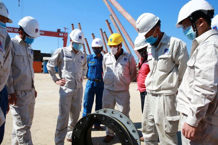 Tổng Giám đốc BSR Bùi Minh Tiến (thứ 3 từ trái) kiểm tra công tác báo dưỡng SPM tại Nhà máy đóng tàu DQS.