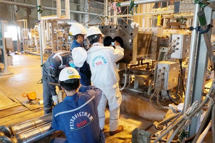 Nhân sự BSR thi công lắp đặt thiết bị tại Phân xưởng PP.