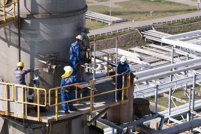 Nhân sự BSR thi công lắp đặt thiết bị tại Phân xưởng CCR.