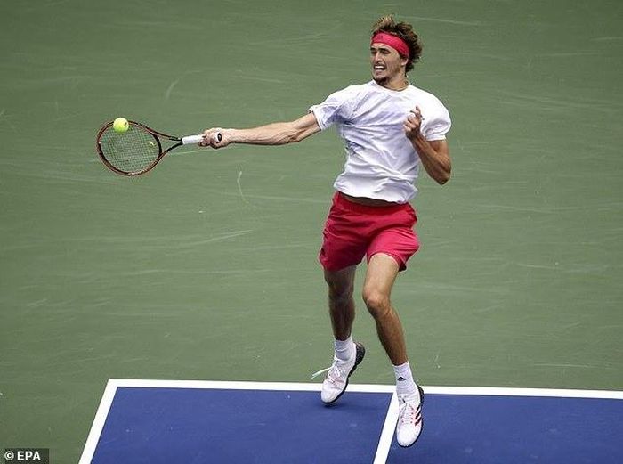 Alexander Zverev có sự khởi đầu rất tốt khi thắng 2 set 