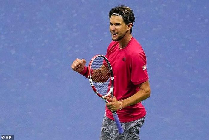 Tuy nhiên, Dominic Thiem đã trở lại đầy mạnh mẽ để thắng liên tiếp 3 set còn lại