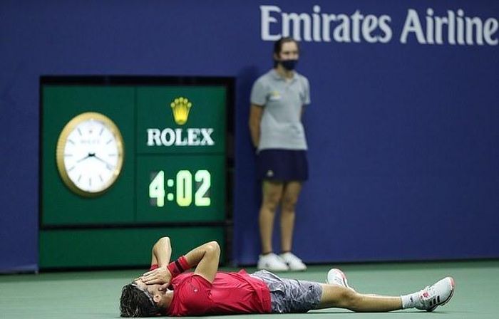 Dominic Thiem không giấu được sự xúc động sau khi trận đấu kết thúc