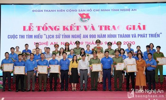 Đại diện các tập thể và cá nhân đạt giải chụp ảnh lưu niệm với lãnh đạo tỉnh và Ban tổ chức. Ảnh: Đức Anh