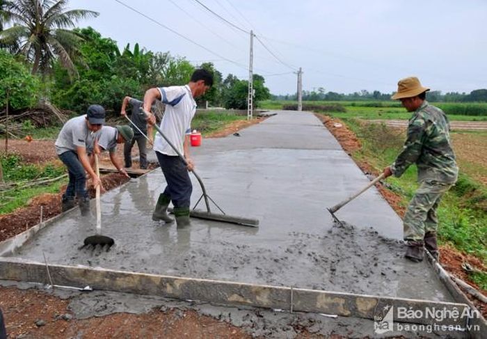 Người dân xã Minh Thành (Yên Thành) làm giao thông nông thôn. Ảnh: Thu Huyền