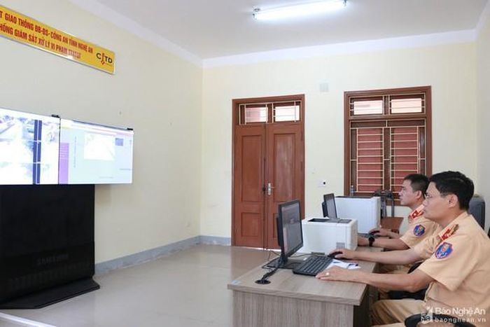 Tiếp nhận hình ảnh về phương tiện vi phạm tại Trung tâm chỉ huy, Phòng CSGT Công an tỉnh. Ảnh: Đ.C