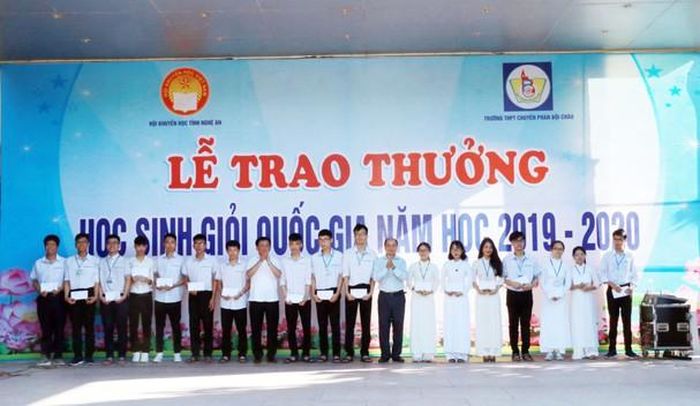 Những học sinh đạt giải Nhất tại cuộc thi Học sinh giỏi quốc gia và cuộc thi Khoa học Kỹ thuật năm 2020. Ảnh: Mỹ Hà