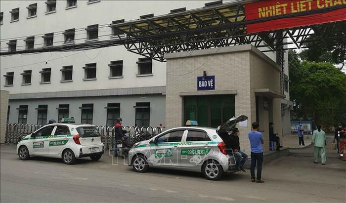 Xe taxi tập trung chờ đón khách trước cổng Bệnh viện Hữu nghị. Ảnh (chụp ngày 1/4/2020): Thanh Tùng/TTXVN