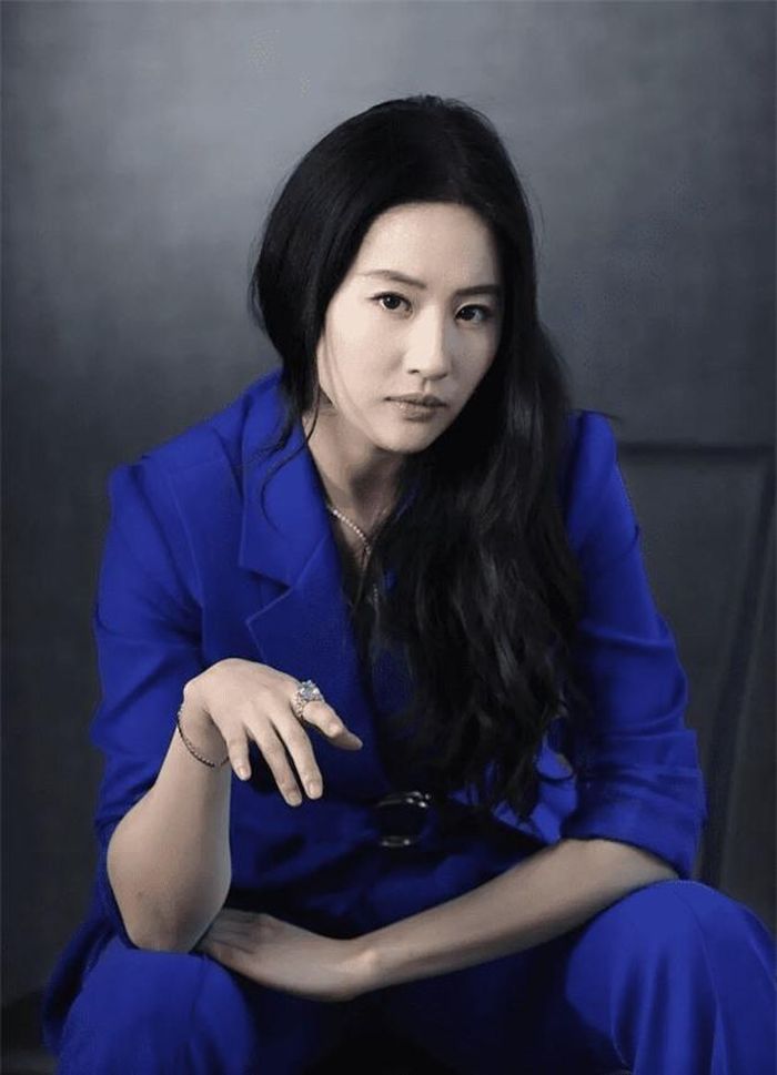 Trong khi đó, những tấm hình studio chia sẻ lại thanh thoát hơn hẳn.