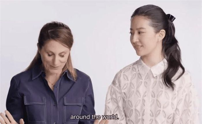 Góc nghiêng cũng không nổi bật.