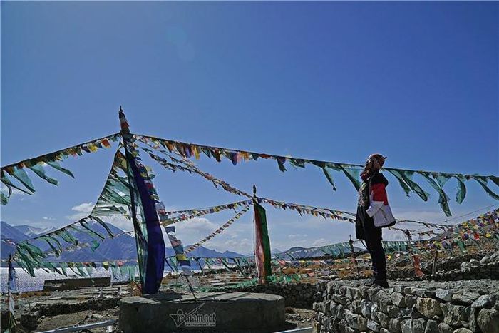 Du khách tận hưởng vẻ đẹp hồ Pangong.