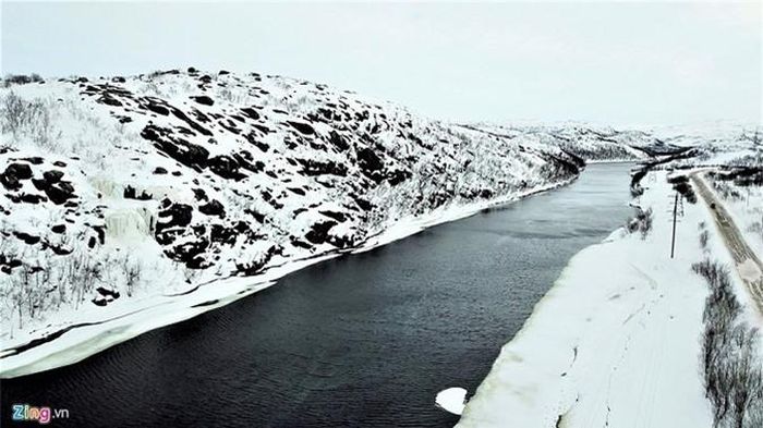 Đường từ Murmansk đếnTeriberka luôn tấp nập xe cộ. Những ngày cuối tháng 4 băng đã tan trên dòng sông cùng tên ngôi làng, 2 bên đường tuyết vẫn phủ trắng xóa.