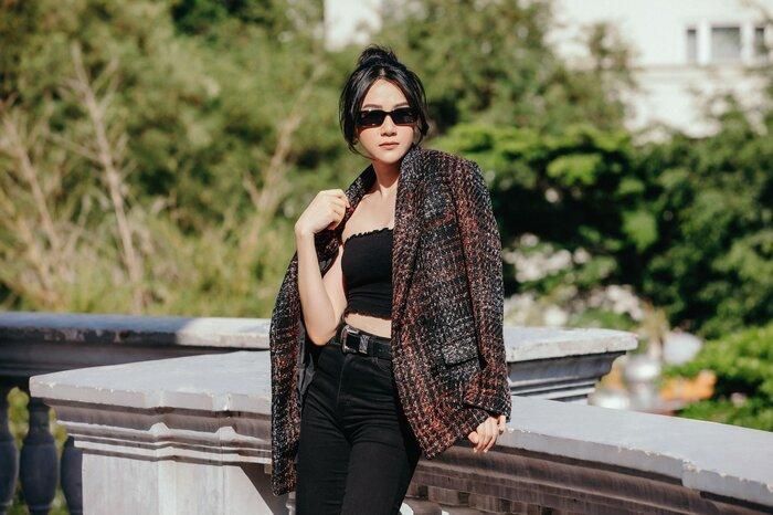 Những buổi tiệc tối sang chảnh, kiểu áo blazer vải tweed tông trầm sẽ là sự lựa chọn thông minh mang đến vẻ ngoài kiêu kì