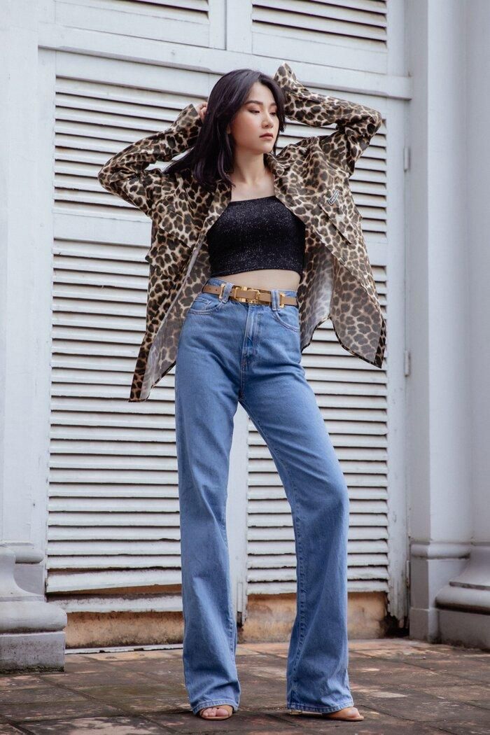 Cô nàng chọn áo croptop đen mix cùng blazer họa tiết da beo và quần jeans ống rộng 