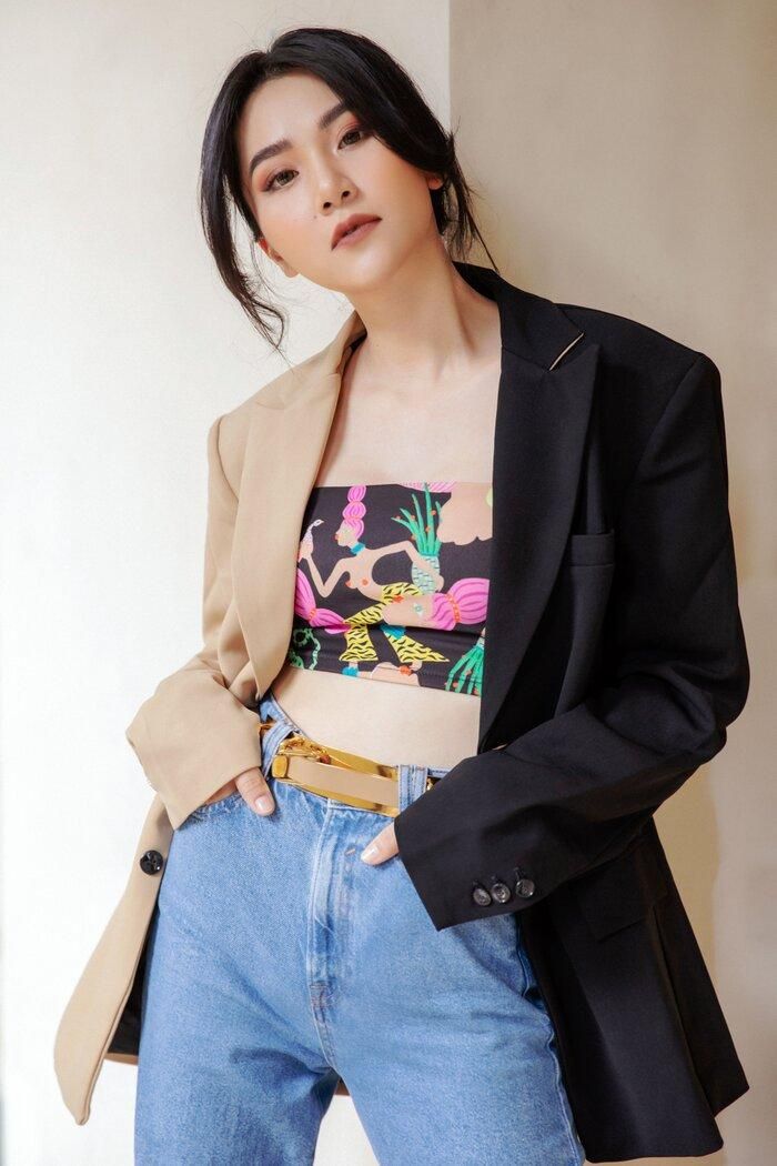 Áo blazer hai màu đen/nêu kết hợp mang đến diện mạo đầy nổi bật