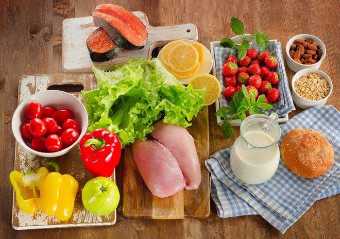 Chế độ ăn uống đóng vai trò quan trọng trong việc giúp chị em sở hữu một đôi chân nuột nà. 