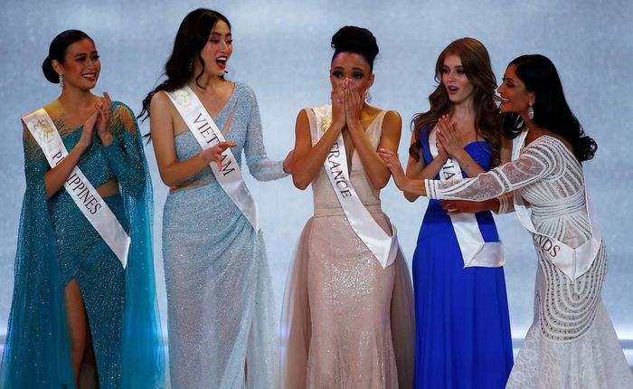Với lợi thế đôi chân dài, người đẹp gốc Cao Bằng không còn lép vế khi đứng chung khung hình với những người đẹp quốc tế. Thậm chí, Lương Thùy Linh còn có phần lấn át những bóng hồng ngoại quốc với vẻ đẹp mướt mát của đôi chân và đường cong body hoàn mỹ. 
