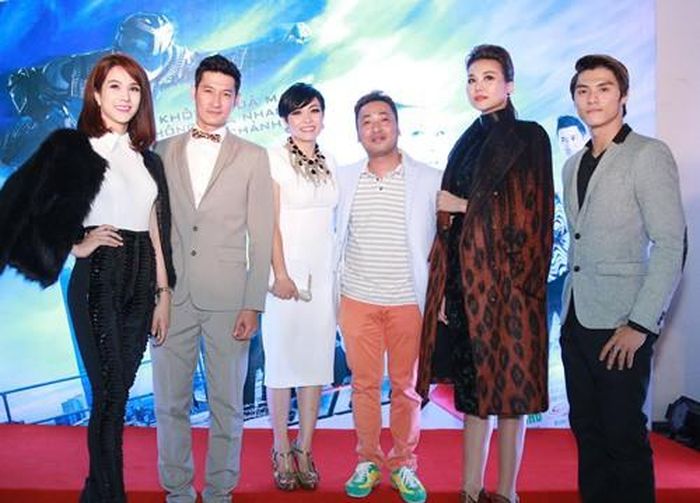 Khi đứng bên cạnh những bóng hồng hay nam thần khác, chiều cao của Thanh Hằng dường như chiếm sóng cả khung hình.
