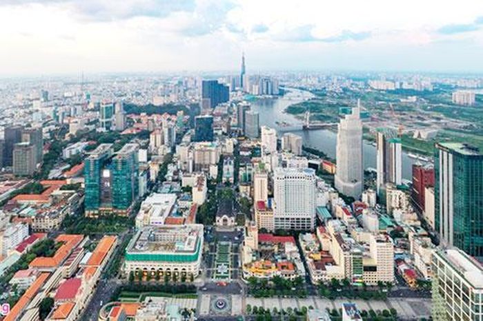 Kinh tế Việt Nam cũng đang trong những tháng ngày vật lộn để tìm được chữ cái đúng cho mình. Thủ tướng Chính phủ Nguyễn Xuân Phúc đặt niềm tin vào sự bật dậy của nền kinh tế. “Có một chữ V đang chờ chúng ta”, ông nói. Chữ V, biểu tượng của lao dốc rồi vùng lên như cánh chim đập mãnh liệt giữa bầu trời bão giông, trong khi cả chữ U và chữ W đều là biểu tượng của lao dốc nhưng phục hồi lại trong uể oải. Hai chữ L, chữ I, chỉ có thể mô tả là “thảm khốc”, “đen tối”. Còn chữ K là nền kinh tế lao dốc thẳng đứng với hai nhánh ngược nhau, một số ngành trong nền kinh tế đạt đỉnh cao và ở chiều ngược lại, một số ngành rơi xuống vực sâu.