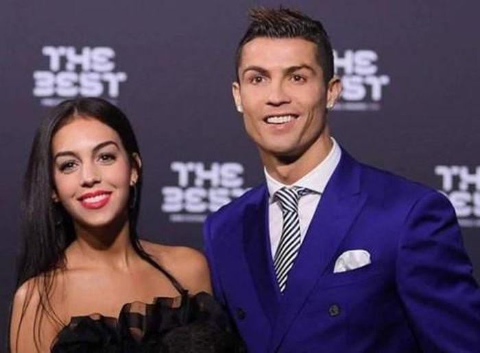 Ronaldo chi gần 800.000 USD mua nhẫn đính hôn